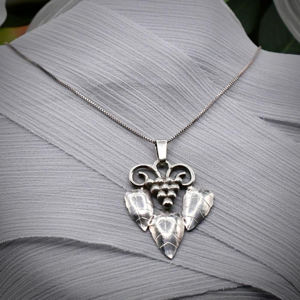 Vintage Plateria Guanajuato Mexican 925 Sterling Grape Leaf Pendant Necklace 18"